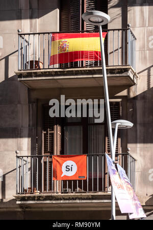 Barcelone, Espagne - Nov 12, 2017 : Si oui pour le référendum sur la bannière placard fenêtre Barcelonian préparer l 2017 Référendum sur l'indépendance catalane Banque D'Images