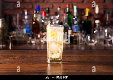 Whisky Soda rafraîchissant Cocktail sur un bar Banque D'Images