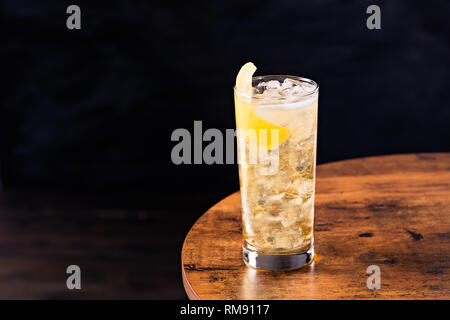 Whisky Soda rafraîchissant Cocktail sur une table Banque D'Images