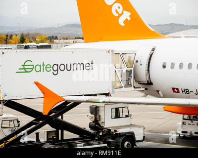 Bâle, Suisse - Nov 11, 2017 : la nourriture d'être chargés par les travailleurs d'Airbus A320-214 exploité par EasyJet airlines GateGourmet contenant la restauration aérienne Banque D'Images