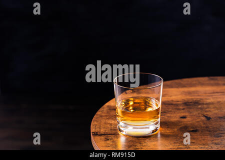 Whisky cocktail rafraîchissant pur sur une table Banque D'Images