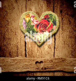 Carte de voeux vintage pour la St Valentin ou la fête des mères . Bouquet de fleurs à l'intérieur d'un coeur d'or sur fond de bois ancien. Square. Banque D'Images