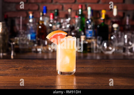 Tequila rafraîchissante sur un bar à cocktails Paloma Banque D'Images