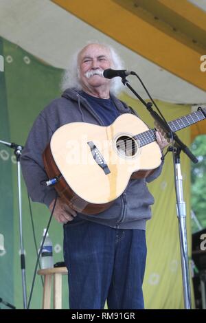 Chanteur, auteur-compositeur et guitariste David Crosby est montré sur scène pendant un concert en direct de l'apparence. Banque D'Images