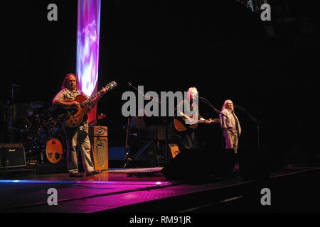 Stephen Stills, Graham Nash et David Crosby sont présentés sur scène pendant un concert de CSN. Banque D'Images