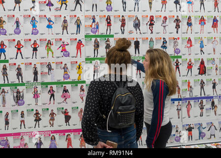 Essayer sur les masques d'Halloween dans la ville parti store Massachusetts Banque D'Images