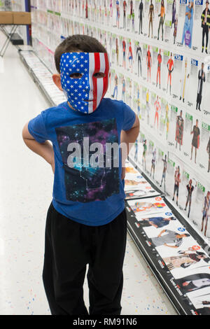 Essayer sur les masques d'Halloween dans la ville parti store Massachusetts Banque D'Images