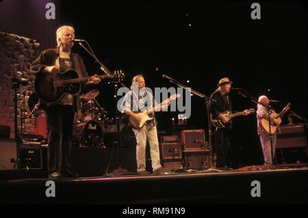 Stephen Stills, Graham Nash, Neil Young et David Crosby sont présentés sur scène pendant un concert de CSN&Y. Banque D'Images