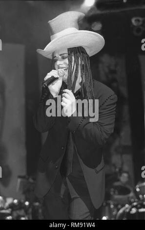 Chanteur et auteur-compositeur, Boy George (né George Alan O'Dowd) est illustré sur la scène de la scène pendant un concert 'live' apparence avec Culture Club. Banque D'Images