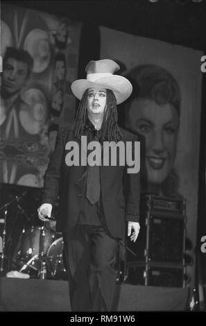 Chanteur et auteur-compositeur, Boy George (né George Alan O'Dowd) est illustré sur la scène de la scène pendant un concert 'live' apparence avec Culture Club. Banque D'Images