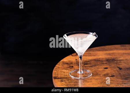 Cocktail vodka martini rafraîchissante avec des oignons sur une table Banque D'Images