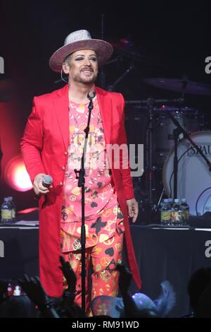 Chanteur et auteur-compositeur, Boy George (né George Alan O'Dowd) est illustré sur la scène de la scène pendant un concert 'live' apparence avec Culture Club. Banque D'Images