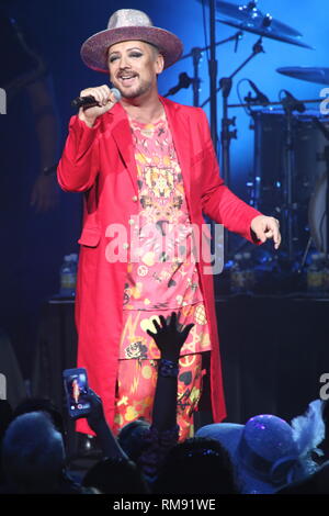 Chanteur et auteur-compositeur, Boy George (né George Alan O'Dowd) est illustré sur la scène de la scène pendant un concert 'live' apparence avec Culture Club. Banque D'Images