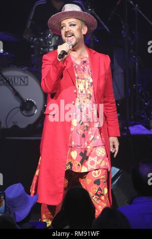 Chanteur et auteur-compositeur, Boy George (né George Alan O'Dowd) est illustré sur la scène de la scène pendant un concert 'live' apparence avec Culture Club. Banque D'Images