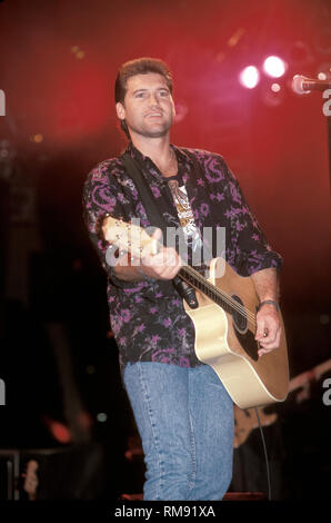 En nomination pour un prix Grammy, musicien de musique country et acteur Billy Ray Cyrus est montré sur scène pendant un concert en direct de l'apparence. Banque D'Images