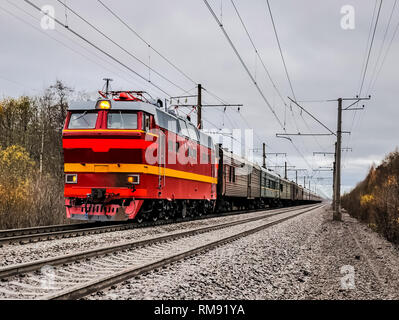 La locomotive est entraînée par un train sur des rails. Railway Banque D'Images