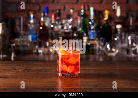 Gin rafraîchissant Negroni Cocktail sur une table Banque D'Images
