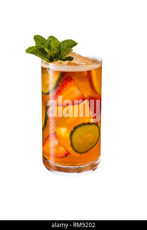 Coupe du Pimms rafraîchissant Cocktail sur blanc avec un chemin de détourage Banque D'Images