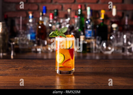 Coupe du Pimms rafraîchissante sur un bar à cocktails Banque D'Images