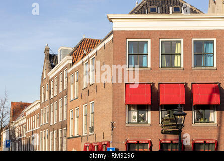 Copie de jour moderne typique hollandais de brique classique façades de maisons du canal dans les Pays-Bas contre un ciel bleu sur une journée ensoleillée au coucher du soleil Banque D'Images