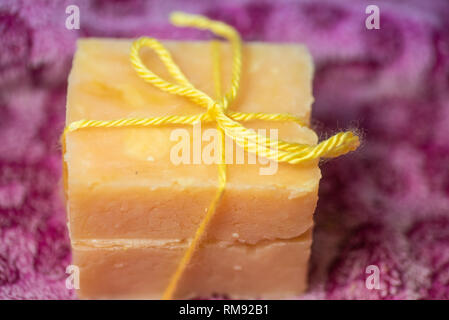 Deux barres de savon artisanal lié avec un archet. Banque D'Images