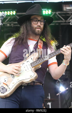 Musicien Sean Lennon est montré sur scène pendant un concert 'live' avec le fantôme d'un tigre à dents de sabre. Banque D'Images