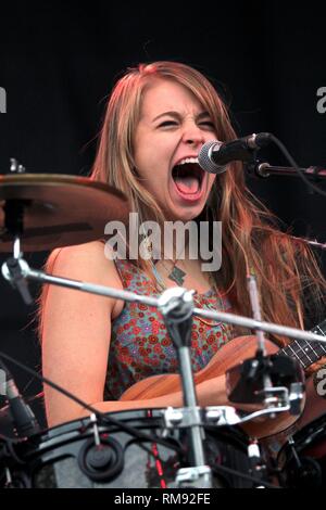 Chanteur et percussionniste Tiffany Lamson est montré sur scène pendant un concert 'live' apparence avec les soignants. Banque D'Images