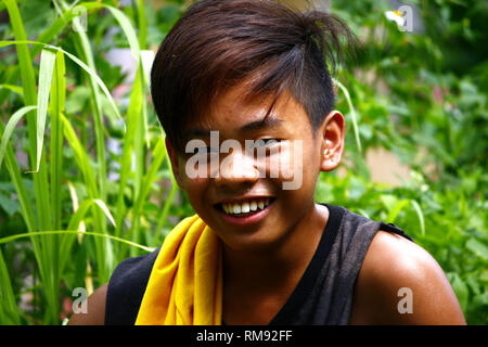 ANTIPOLO CITY, PHILIPPINES - le 25 janvier 2019 : Young Asian boy poser et montrer différentes expressions du visage. Banque D'Images