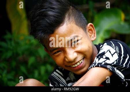 ANTIPOLO CITY, PHILIPPINES - le 25 janvier 2019 : Young Asian boy poser et montrer différentes expressions du visage. Banque D'Images