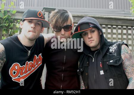 Les membres de la bande de Good Charlotte sont montré posant pour une photo avant leur concert 'live'. Banque D'Images