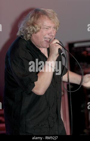 Chanteur et compositeur de rock Lou Gramm (né Louis Grammatico), mieux connu pour son rôle de la chanteuse du groupe de rock étranger, est montré sur scène pendant un concert en direct de l'apparence. Banque D'Images