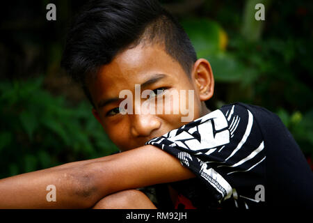 ANTIPOLO CITY, PHILIPPINES - le 25 janvier 2019 : Young Asian boy poser et montrer différentes expressions du visage. Banque D'Images