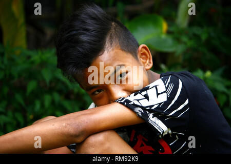 ANTIPOLO CITY, PHILIPPINES - le 25 janvier 2019 : Young Asian boy poser et montrer différentes expressions du visage. Banque D'Images