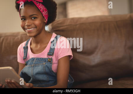 African American girl using digital tablet and looking at camera Banque D'Images