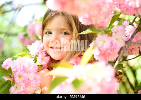 La fête des mères. Petit enfant. La beauté naturelle. Journée des enfants. Summer girl fashion. Enfance heureuse. visage et soins. allergie aux fleurs. Printemps Banque D'Images