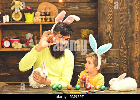 Famille Pâques avec de fausses oreilles de lapin. Banque D'Images