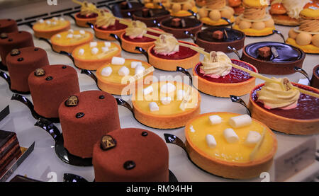 Petit fours délicats desserts au célèbre salon de thé Angelina, Rue de Rivoli à Paris France Banque D'Images