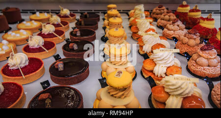 Paris, France - le 21 janvier 2015 : petits fours délicats desserts au célèbre salon de thé Angelina, Rue de Rivoli à Paris Banque D'Images