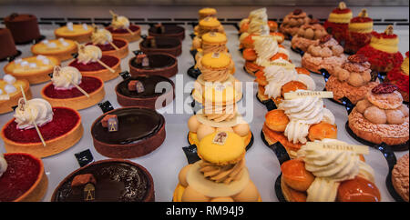 Petit fours délicats desserts au célèbre salon de thé Angelina, Rue de Rivoli à Paris France Banque D'Images