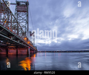 Pont-levis truss arche Columbia Interstate bridge sur la rivière Columbia, avec les feux du soir avec ascenseur pour tours de soulever le pont pour la section Banque D'Images