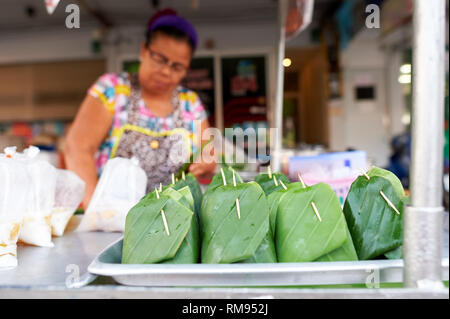 PATTAYA, THAÏLANDE - 20 février, 2016 : street food à Pattaya. L'alimentation de rue est prêt-à-manger d'aliments ou de boissons vendues par un marchand ambulant, ou le vendeur, dans un stree Banque D'Images