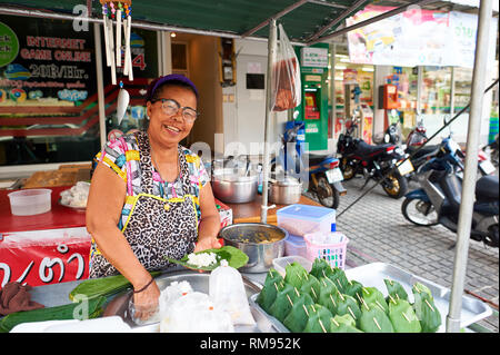 PATTAYA, THAÏLANDE - 20 février, 2016 : street food à Pattaya. L'alimentation de rue est prêt-à-manger d'aliments ou de boissons vendues par un marchand ambulant, ou le vendeur, dans un stree Banque D'Images