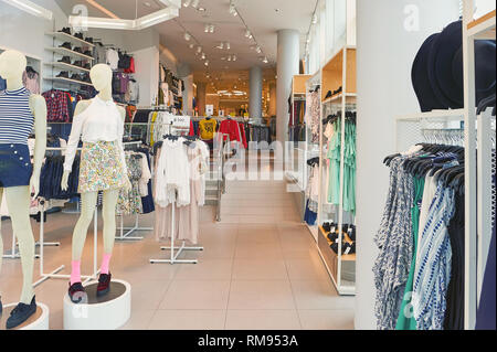 PATTAYA, THAÏLANDE - 20 février, 2016 : H et M store à Pattaya. H et M connu pour son fast-fashion, vêtements pour hommes, femmes, adolescents et enfants. Banque D'Images