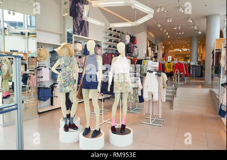 PATTAYA, THAÏLANDE - 20 février, 2016 : H et M store à Pattaya. H et M connu pour son fast-fashion, vêtements pour hommes, femmes, adolescents et enfants. Banque D'Images