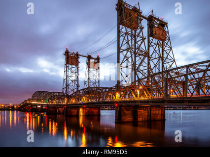 Pont-levis truss arche Columbia Interstate bridge sur la rivière Columbia, avec les feux du soir avec ascenseur pour tours de soulever le pont pour la section Banque D'Images