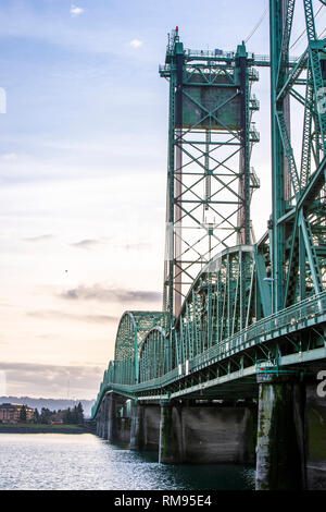 Pont-levis truss arche Columbia Interstate bridge sur la rivière Columbia avec arch sections avec des tours de levage pour lever le pont pour la section Banque D'Images