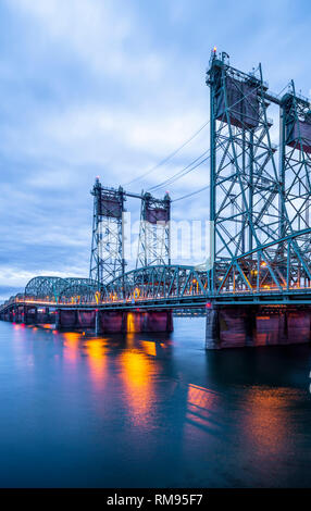 Pont-levis truss arche Columbia Interstate bridge sur la rivière Columbia, avec les feux du soir avec ascenseur pour tours de soulever le pont pour la section Banque D'Images