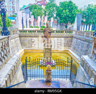 L'eau sainte printemps de la fontaine de saint Stanislas situé dans la cour de St Michel et l'église Saint Stanislas à Cracovie, Pologne Banque D'Images