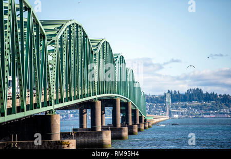 Charpente arquée pont-levis sur l'embouchure du Columbia avec arch sections avec des tours de levage pour lever le pont pour le passage des navires co Banque D'Images