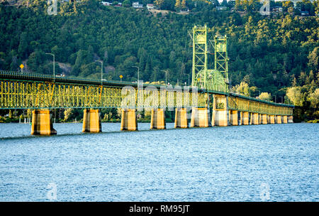 Pont-levis Pont en treillis en arc sur le fleuve Columbia avec arch sections avec des tours de levage pour soulever le pont" pour le passage de bateaux c Banque D'Images